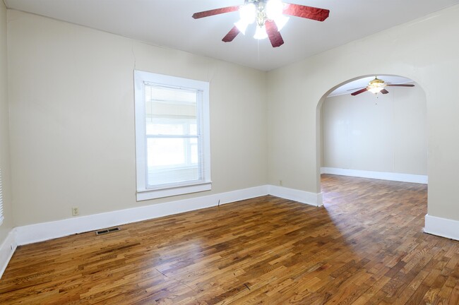 Building Photo - 302 S Poplar St