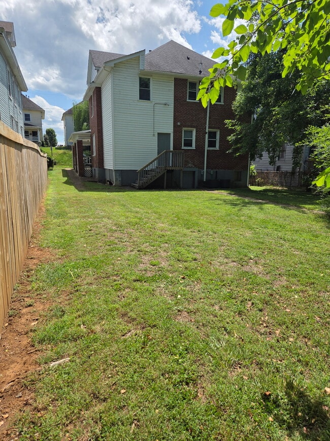 Shared Backyard - 1609 Chapman Ave SW