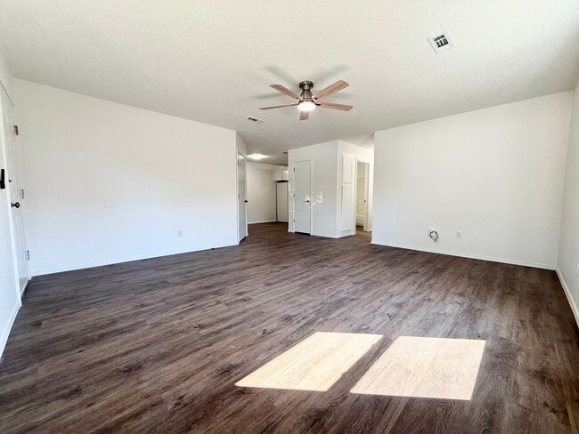 Foto del edificio - ***5905 B Sara Street***