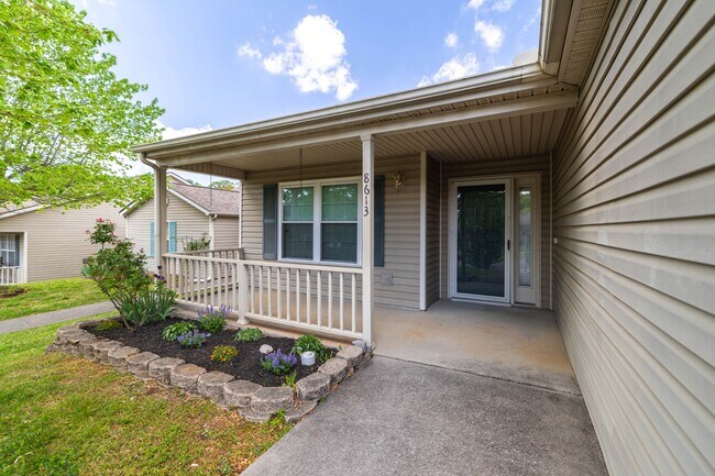 Foto del edificio - 8613 Little Field Way