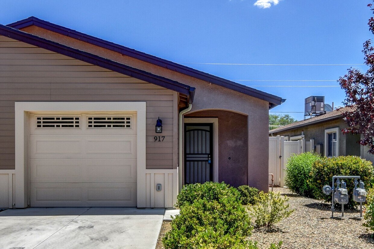 Primary Photo - Town-home near the Rodeo Grounds