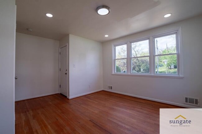 Foto del edificio - 4615 Luerssen Ave