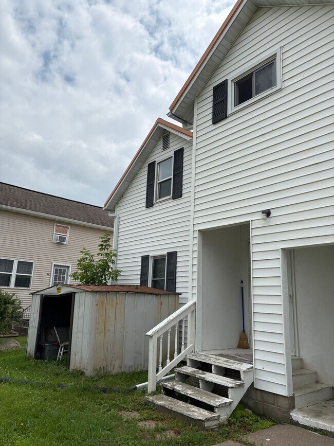 Building Photo - 332 Cedar St