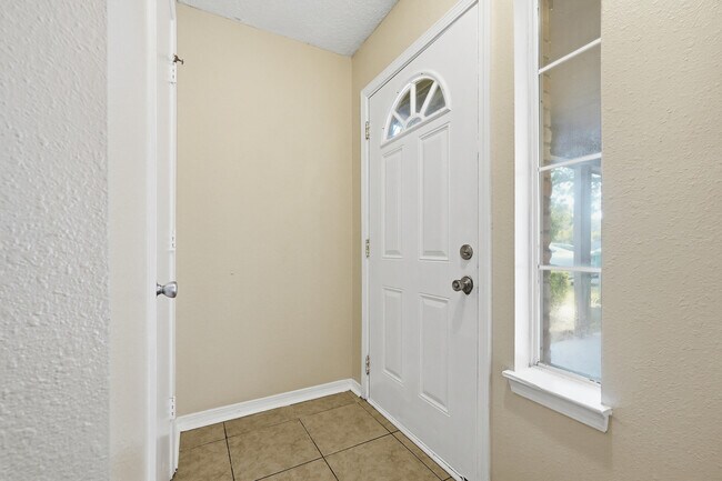 Building Photo - 1807 Whispering Oaks Ln