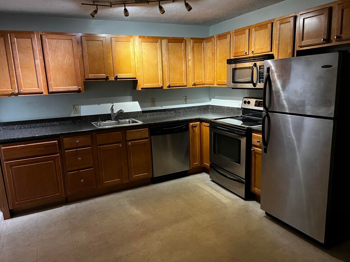 545 Calef Rd Unit 4, Manchester, NH 03103 Condo for Rent in