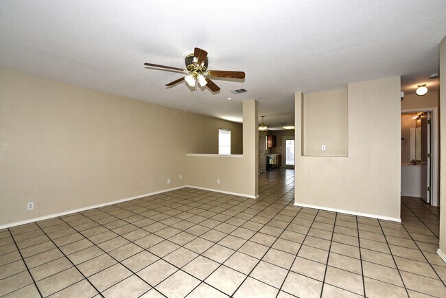 Foto del edificio - GREAT LOCATION: 1604 & SHAENFIELD | 3 BEDS | 2 BATHS | MOVE IN READY