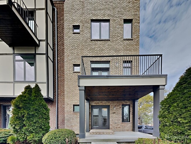 Building Photo - 1220 Hillwood Private Cove