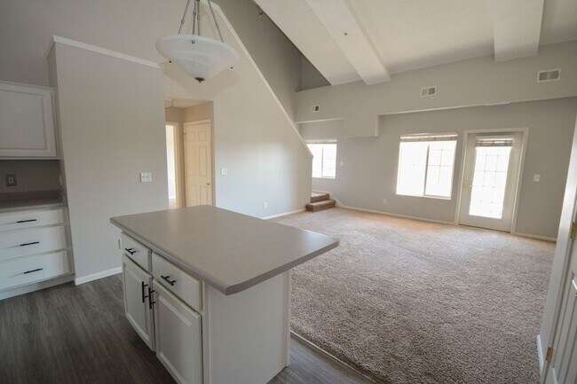 Foto del edificio - Great Willows loft-style condo w/oversize ...