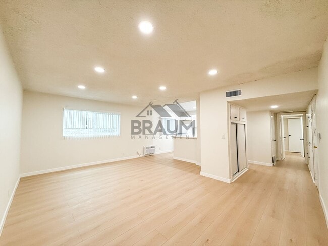 Building Photo - 5252 Hermitage Ave