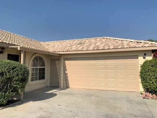 Building Photo - Clean 3 Bedroom 2 Bath