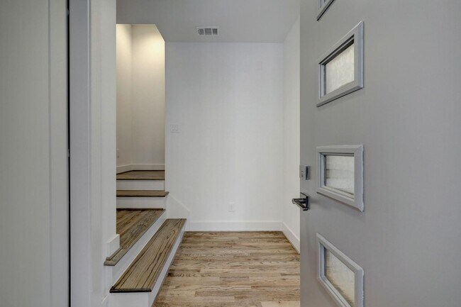 Foto del edificio - For Lease | 3 Bed, 3.5 Bath | 2,139 Sq Ft | Timber Heights Village |
