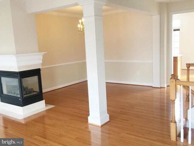 Foto del edificio - 921 Highland Ridge Ave