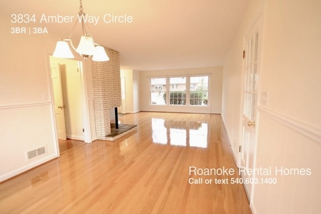 Building Photo - Move In Ready//4bd//2ba//Spacious