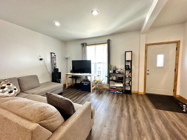 Building Photo - AVAILABLE JUNE - Remodeled 3 Bed 1.5 Bath Central Hillside Home