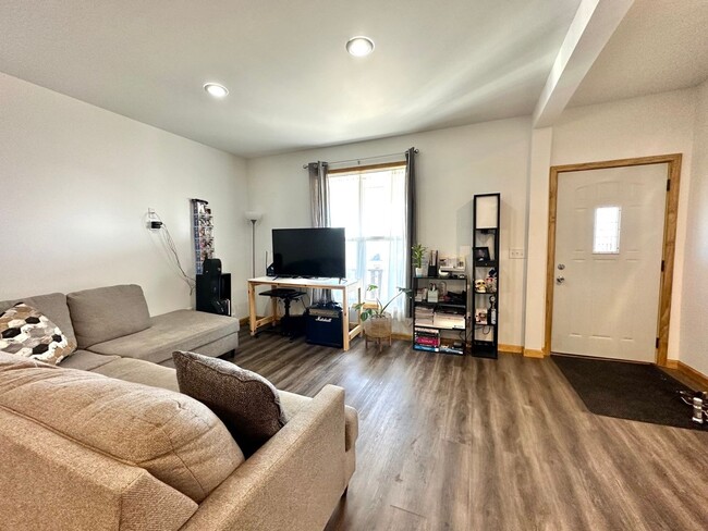 Foto del edificio - AVAILABLE JUNE/JULY - Remodeled 3 Bed 1.5 ...