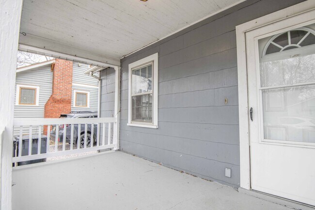 Foto del edificio - 2440 Woodbine Ave