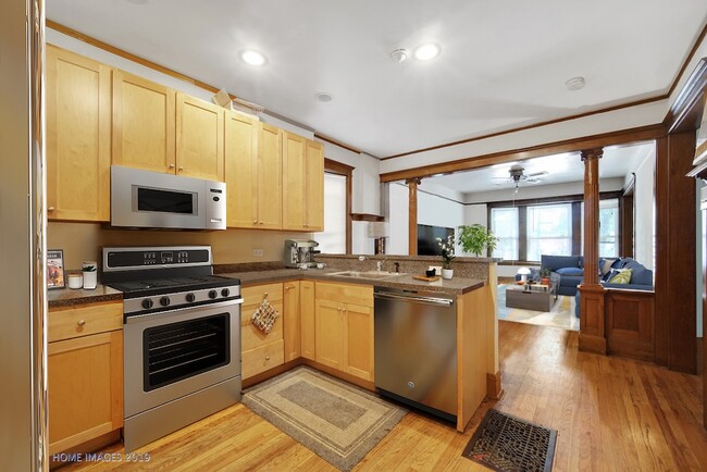 Building Photo - 2774 N Kenmore Ave