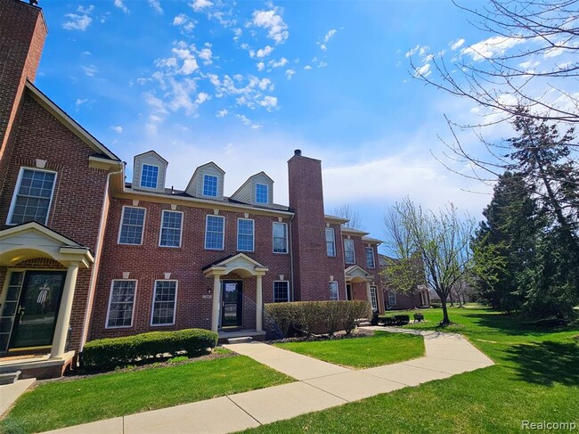Building Photo - 264 Village Way S
