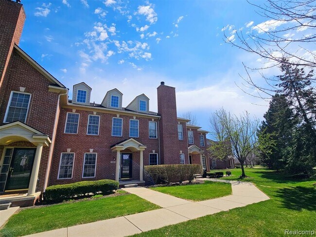 Foto del edificio - 264 Village Way S