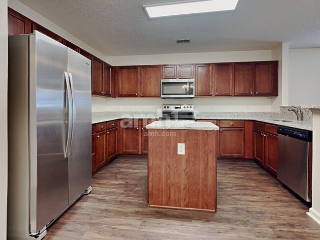 Building Photo - 118 Larkspur Dr