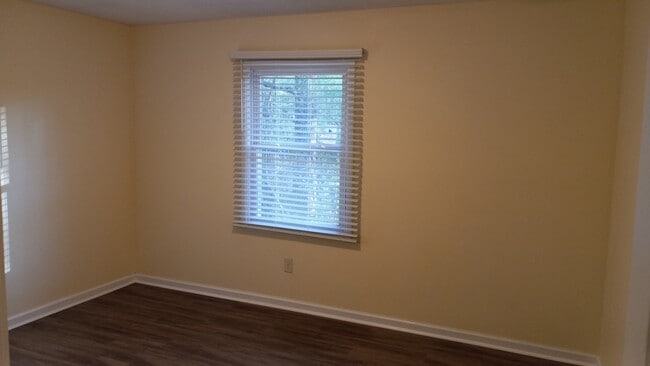 Foto del edificio - 525 Cedar Wood Ct