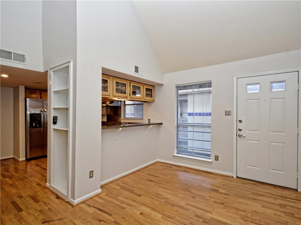 Foto principal - 201 E 4th St