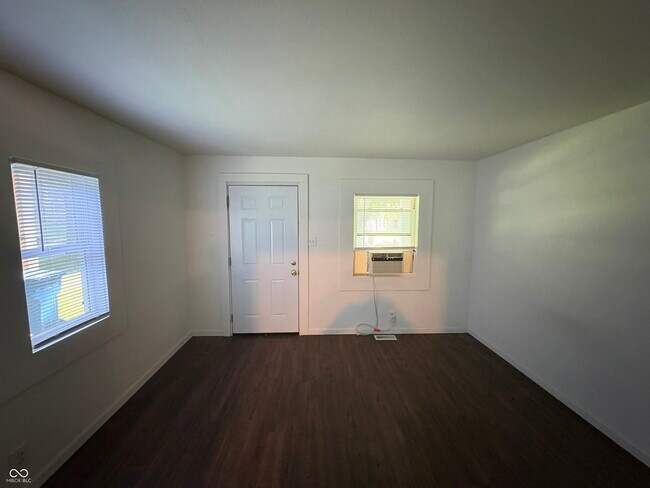 Foto del edificio - 4348 Crittenden Ave