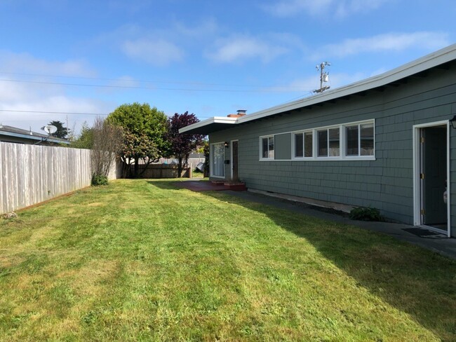 Building Photo - East Eureka! Very cool house and yard! 4/2...