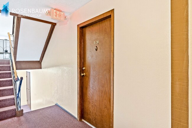 Foto del edificio - Charming 1-bed, 1-bath second-floor condo unit in the Barcelona Manor Condominiums!
