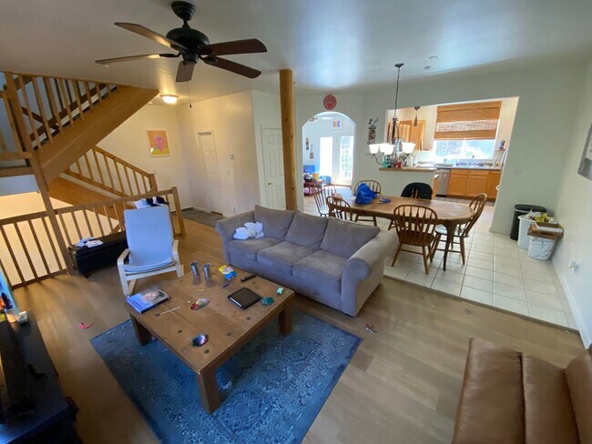 Building Photo - Three Bedroom Town Home with Two-Car Garage