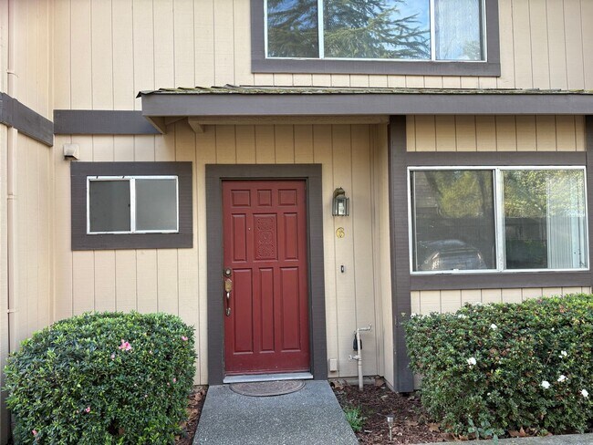 Building Photo - Recently remodeled Condo close to College