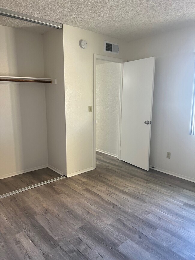 Amplio segundo dormitorio - 8257 W Santa Cruz Blvd