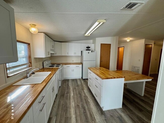 Building Photo - 141 Bodie Lister Rd