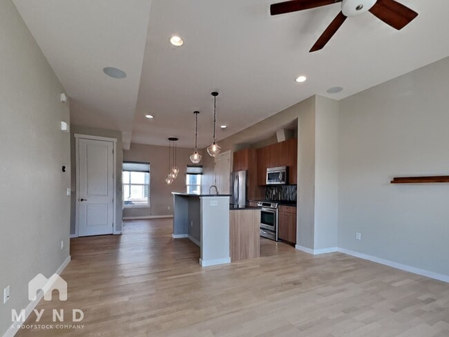 Building Photo - 3325 W 18th Ave