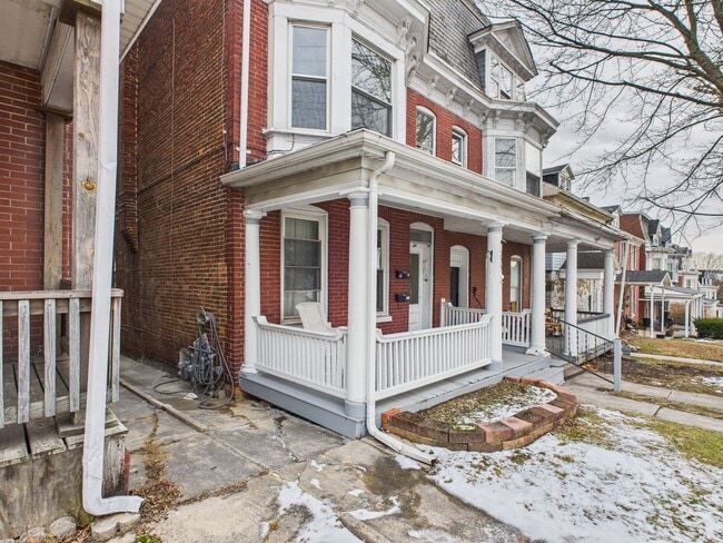 Building Photo - 735 N George St