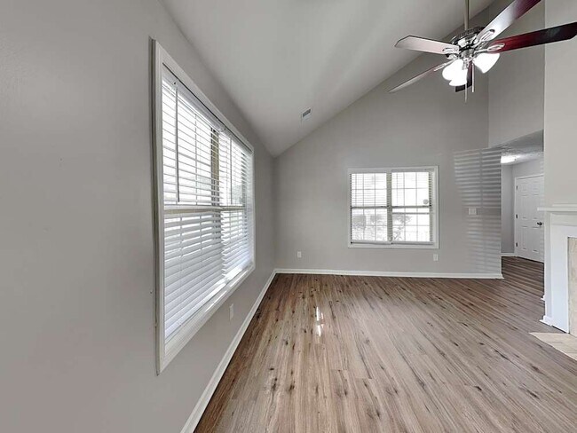 Foto del edificio - 1052 Autumn Crest Dr