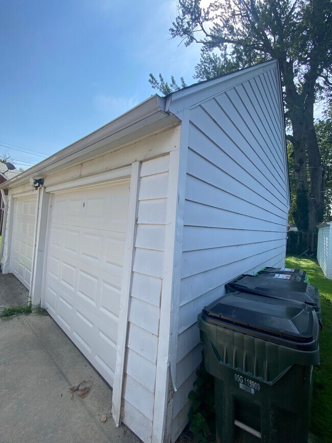 Cada unidad viene con un espacio en el garaje y un abridor inalámbrico. - 270 E 200th St