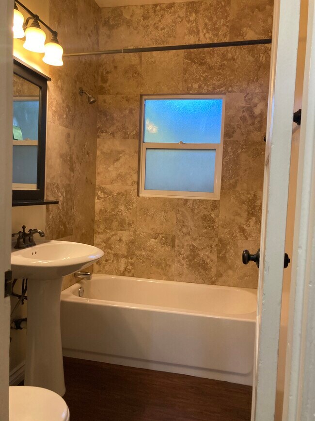 Foto del edificio - 9940 Robbins Dr