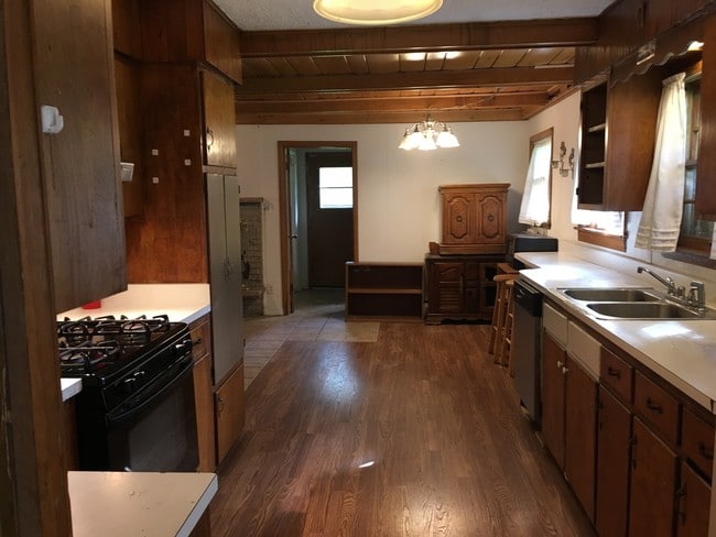 Building Photo - 518 Country Club Dr
