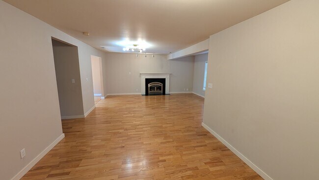 Building Photo - Charming Kirkland Bungalow with Lake Views!