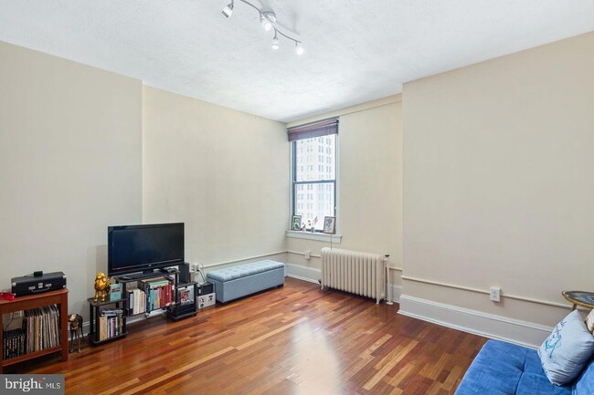 Building Photo - Converted Arts Condo 1 Bedroom