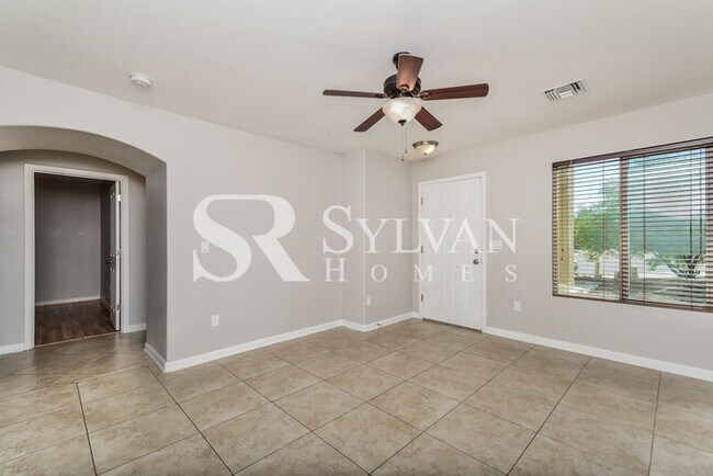 Foto del edificio - Spacious 3 bedroom home with an attached g...