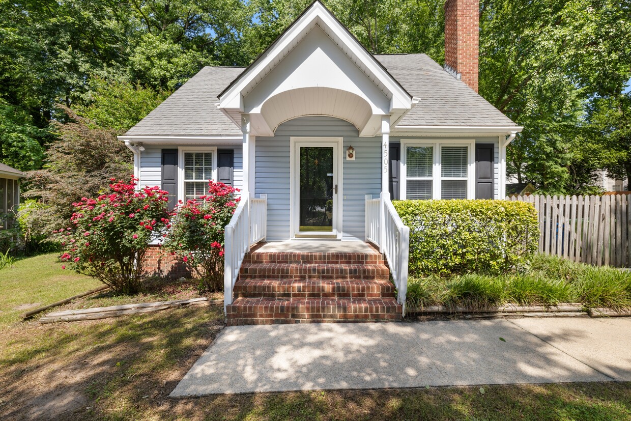 Primary Photo - 4505 Aviemore Crescent