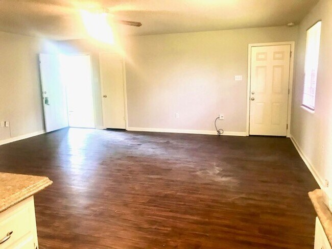 Foto del edificio - 15343 Monica Ave