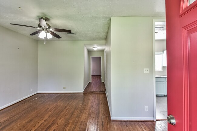 Foto del edificio - Comfy 3 Bedroom Home Complete Rennovation!...