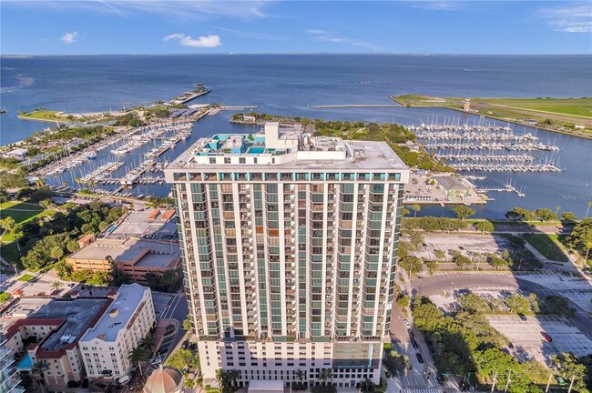 Building Photo - 1 Beach Dr SE