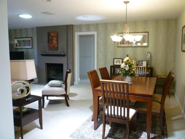 Foto del edificio - 340 Twin Lakes Dr