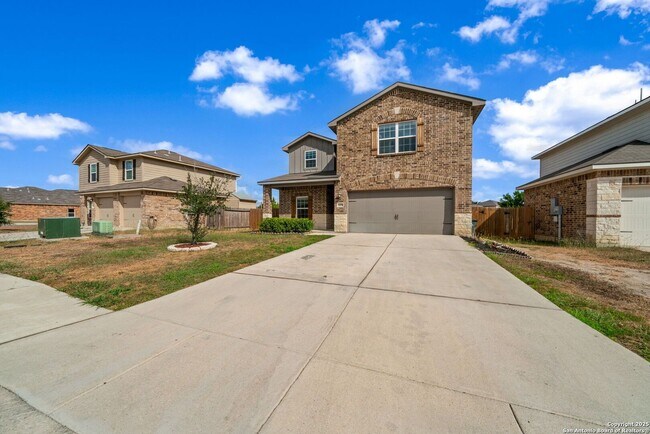 Foto del edificio - 5-BEDROOM HOME IN LUCKEY RANCH