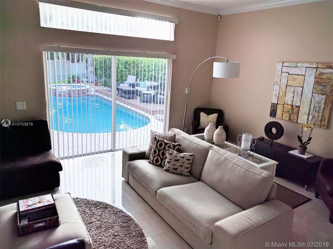 Primary Photo - 1100 Chinaberry Dr