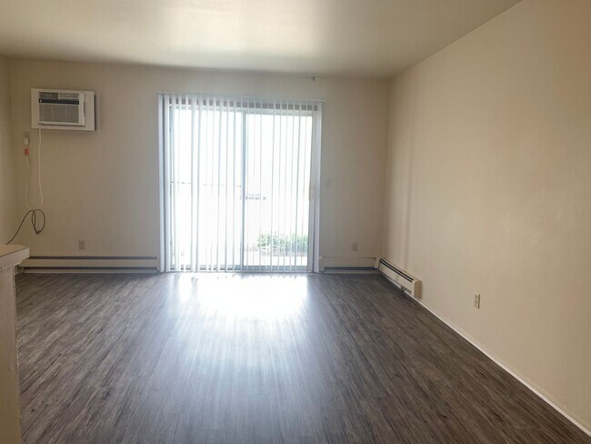 Foto del edificio - Spacious Two Bedroom Apartment! Sparta Sch...